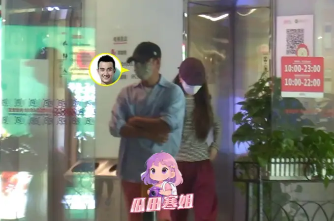 文章带女友一起看话剧 女方长发披肩戴口罩帽子十分低调