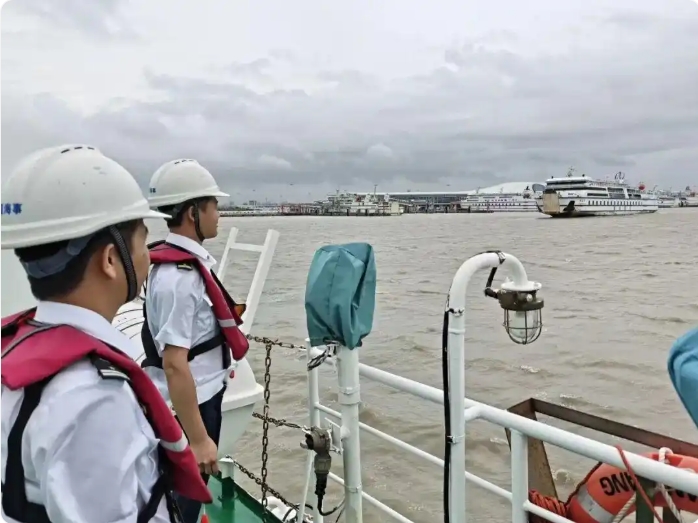 三预警齐发！多地停航、停运、停课、关闭景区